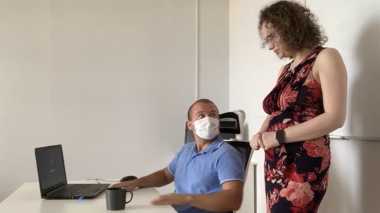 Зрелая секретарша сосет начальнику на работе, а ревнивый муж ждет её дома