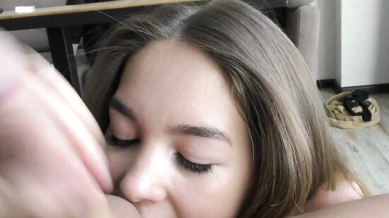 Моя подружка настоящая шлюшка - всегда готова отсосать за деньги