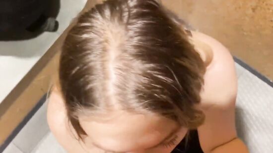 Просто гуляли с подругой и она в друг захотела отсосать в примерочной