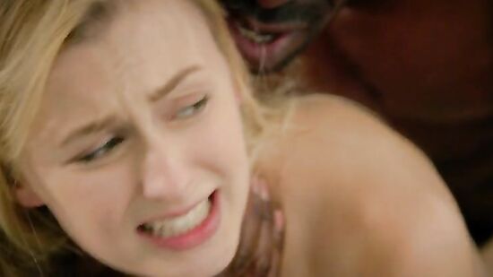 Незабываемый секс втроём с двумя неграми - худую, белую девушку довели до оргазма