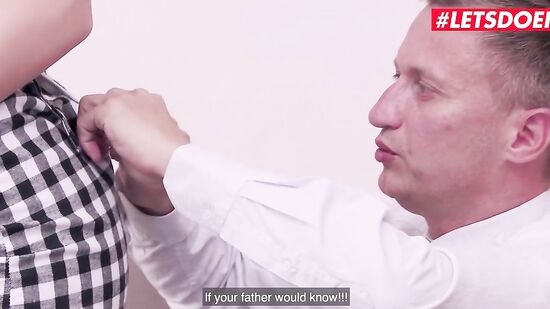 Красивая студентка выпила с преподом, перед тем как развлечься