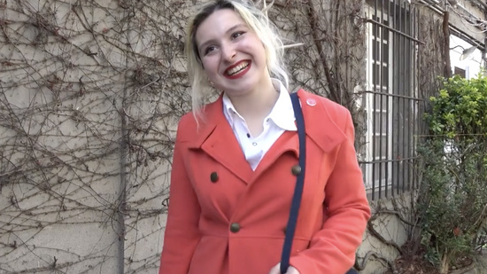 19 летняя студентка из Парижа разговаривает с незнакомцем