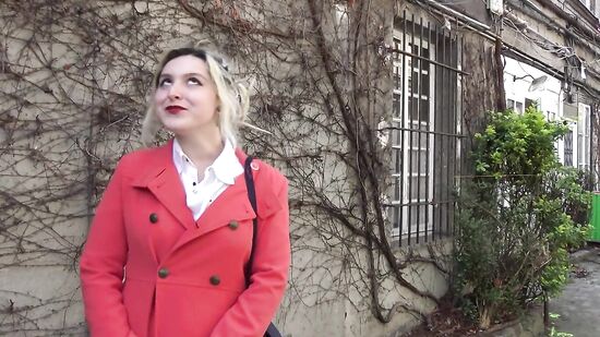 19 летняя студентка из Парижа разговаривает с незнакомцем