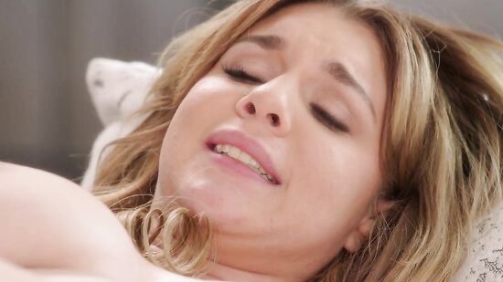 Красотка с пышной грудью занимается красивым межрассовым сексом с негром