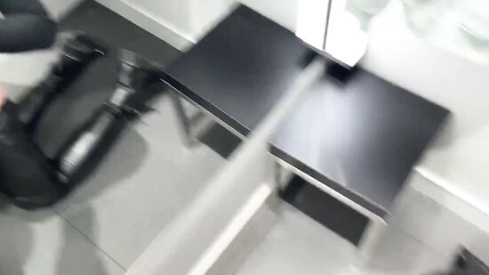 Русский секс в примерочной с сексуальной ассистенткой из магазина