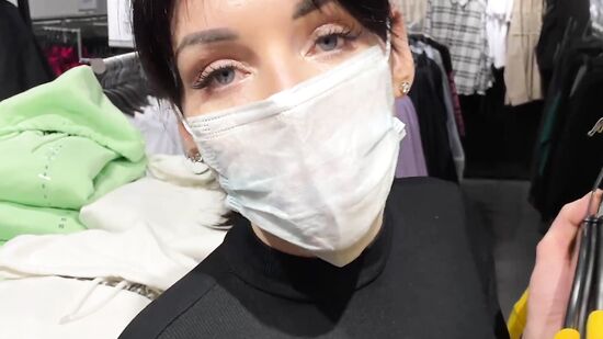 Русский секс в примерочной с сексуальной ассистенткой из магазина