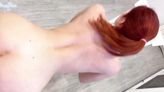 Милашка готовит парню завтрак и тем самым возбуждает его на сладенький секс