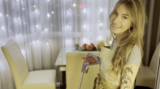 Муж делает комплименты горничной и изменяет жене, пока её нет дома