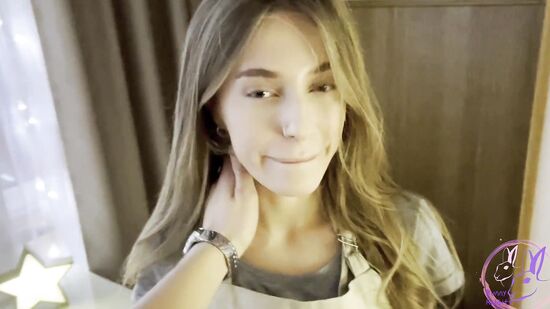 Муж делает комплименты горничной и изменяет жене, пока её нет дома