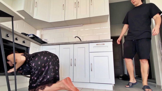 Русская девушка застряла и просит соседа о помощи