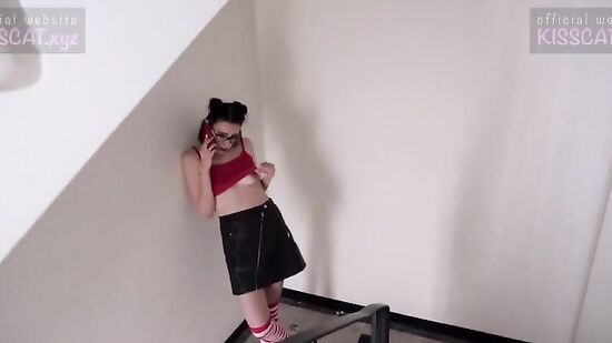 Сводная сестра разговаривает по телефону с парнем и сосет брату