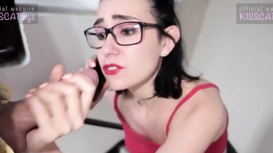 Сводная сестра разговаривает по телефону с парнем и сосет брату