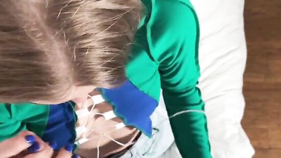 Зашла в гости к парню лучшей подруги и сделала ему минет