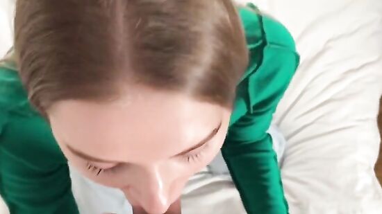 Зашла в гости к парню лучшей подруги и сделала ему минет