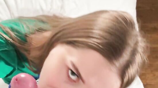 Зашла в гости к парню лучшей подруги и сделала ему минет