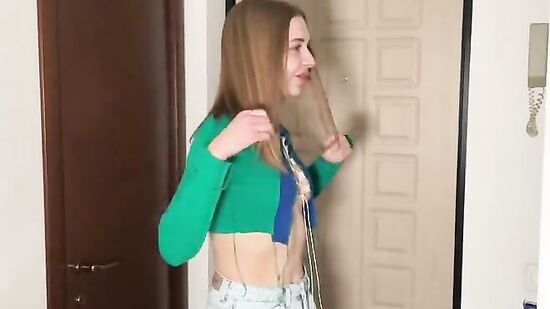 Зашла в гости к парню лучшей подруги и сделала ему минет