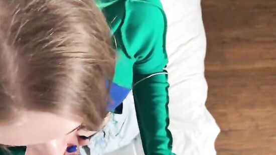 Зашла в гости к парню лучшей подруги и сделала ему минет