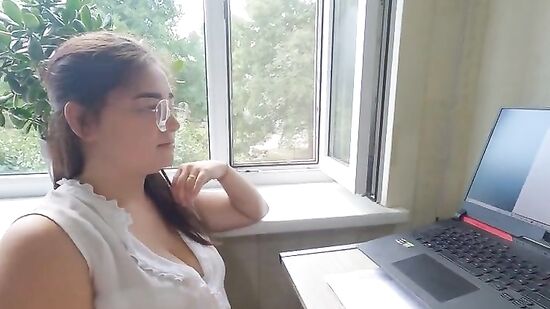 Молодая, пышная училка по английскому, помогает парню избавиться от стресса