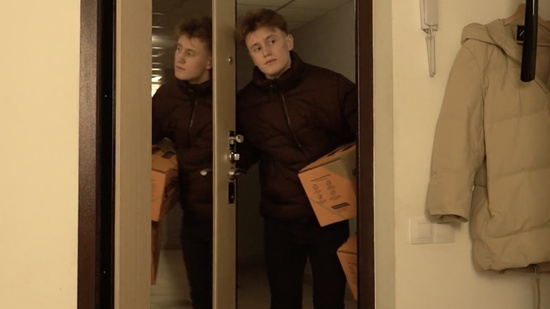 Курьер принес девушке посылку, а она соблазнила его на домашний секс