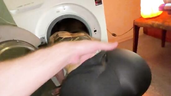 Соседка с классной попкой застряла, а парень трахнул её