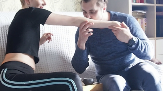 Русская женщина разрешила кончить в рот за подарок