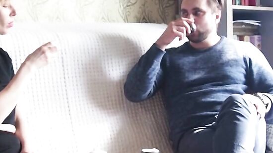 Русская женщина разрешила кончить в рот за подарок