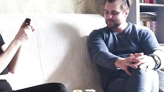 Русская женщина разрешила кончить в рот за подарок