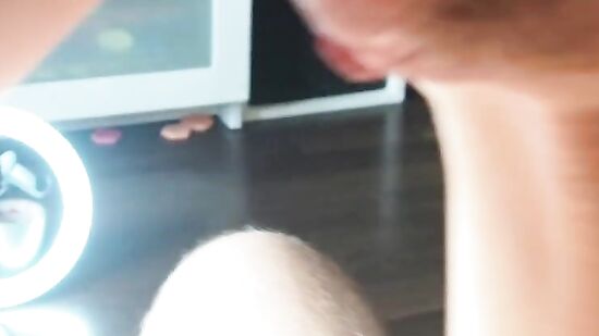 Русская женщина разрешила кончить в рот за подарок