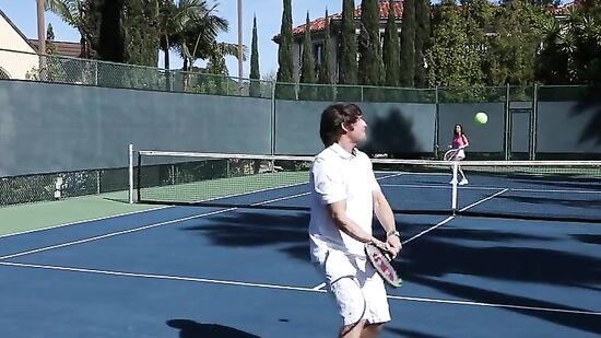 Сделал куни и вошел в бритую кисочку красивой теннисистки