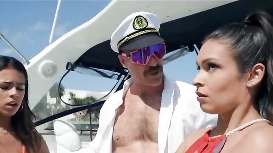 Две подруги развлекаются с усатым папиком