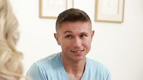 Мачеха с большими сиськами разрешила пацану потрахать себя в попу