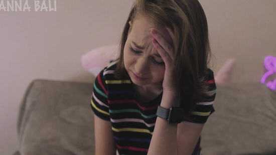 РУсская девушка отдалась мастеру, за то что починил телефон