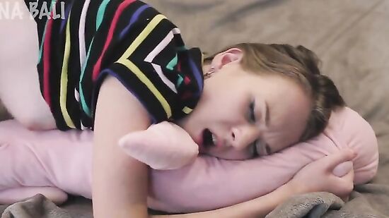 РУсская девушка отдалась мастеру, за то что починил телефон