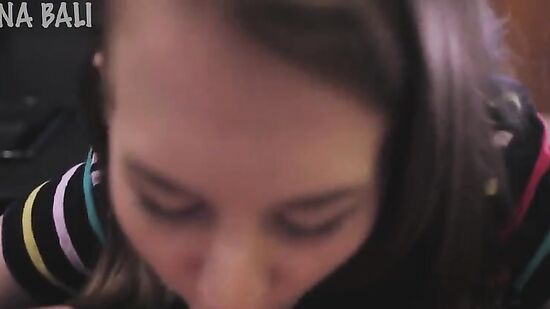 РУсская девушка отдалась мастеру, за то что починил телефон