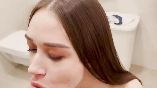 Хотела погулять с подругами, а парень захотел минетик