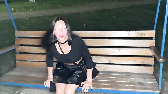 Провел девушку домой, но перед этим трахнул на улице