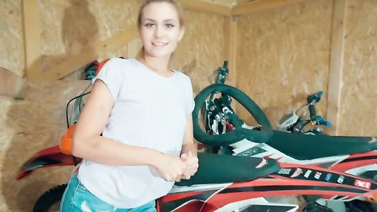 Думал просто заберу мотоцыкл, а встретил её