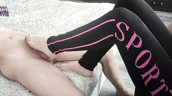 Я люблю сосать, а он на мои ножки кончать