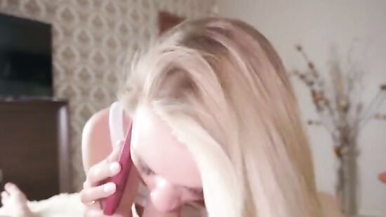 Пасынок трахает молодую мачеху, когда она разговаривает с отчимом