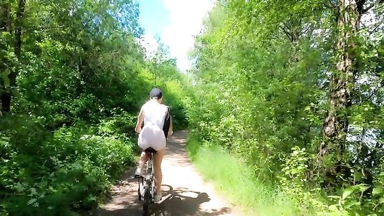 Покатушки на великах закончились сексом на природе