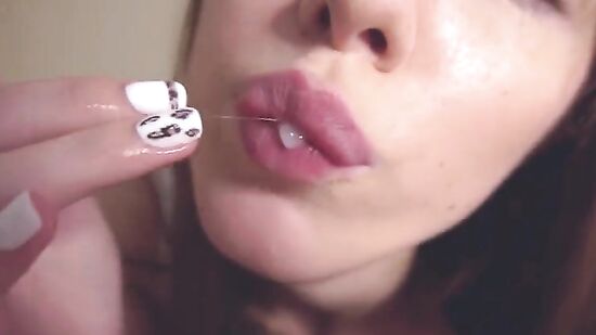 Красивая Москвичка сосет хуй, пока папик не кончит ей в рот