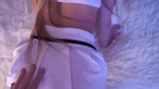 Села киской на член и дала кончить в неё