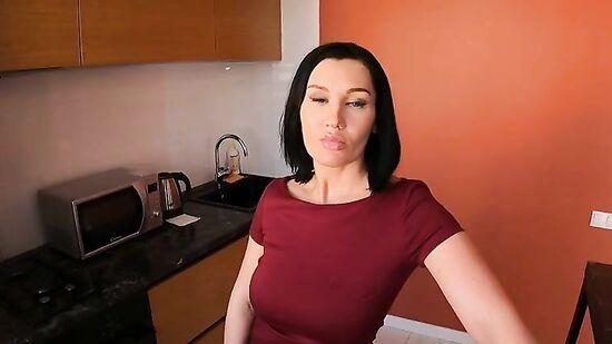 Зрелая мамочка хочет пасынка, и даёт ему, когда он приходит в гости