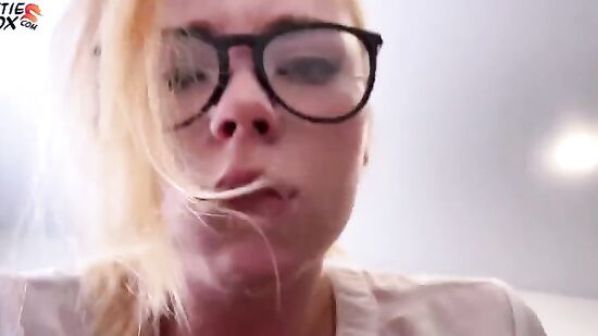 Юля занимается сексом за премии, потому что другого выбора у неё нет