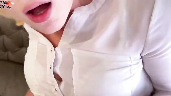 Юля занимается сексом за премии, потому что другого выбора у неё нет