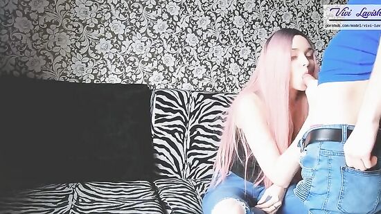 Пригласил подругу на чай, дал посидеть в планшете, а потом трахнул