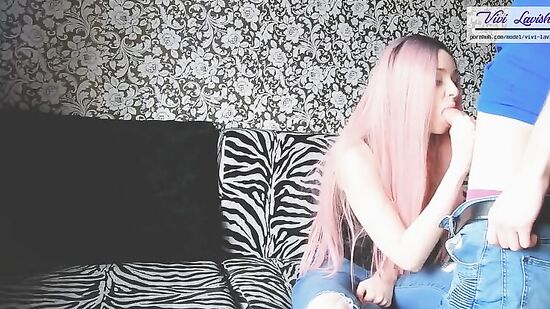 Пригласил подругу на чай, дал посидеть в планшете, а потом трахнул