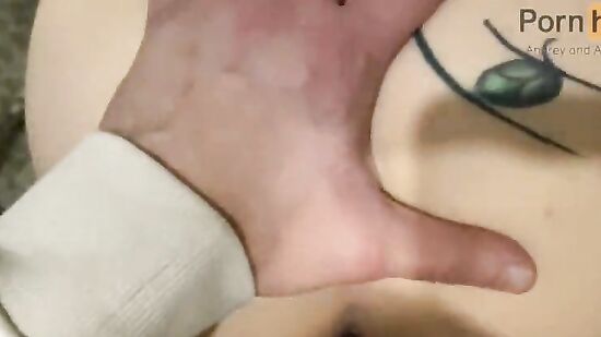 Трахаю чужую жену в отельном номере, пока муж ждет её дома