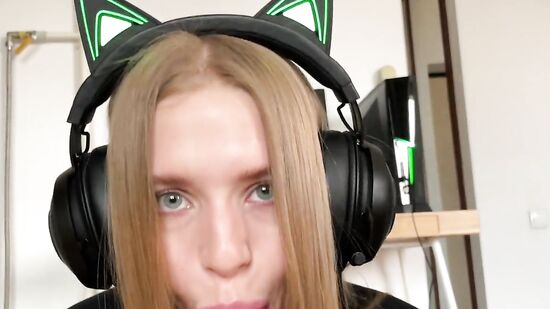 Наверное, ты считаешь что мы друзья, но меня уже за*бало дружить...