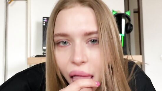 Наверное, ты считаешь что мы друзья, но меня уже за*бало дружить...